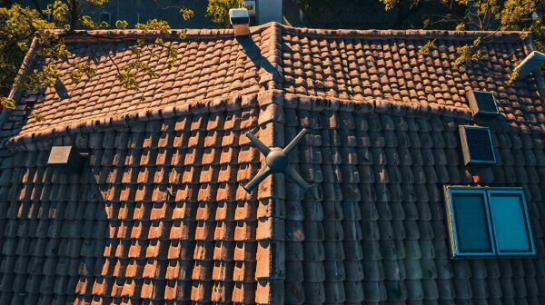 8 astuces pour réduire les coûts de nettoyage de toiture avec un drone