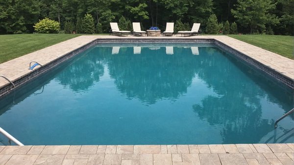 Quelle est la meilleure façon de protéger une piscine contre les contaminants après une tempête?